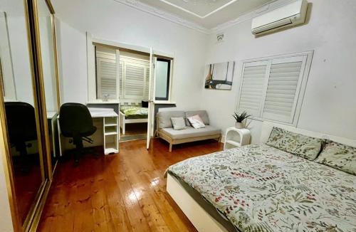 Brighton-le-Sands House | Easy Beach Stay Large Room Near Beach and Airport