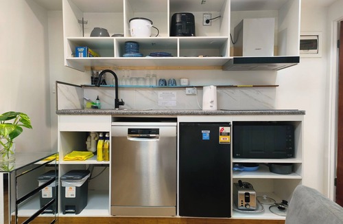 Jamboree Heights Apartment | Easy Privacy Modem Stay