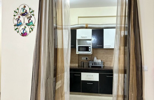 Gomti Nagar Apartment | Easytrip-nSwimming poolside living
