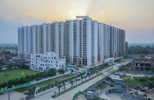 Gomti Nagar Apartment | Easytrip-nSwimming poolside living