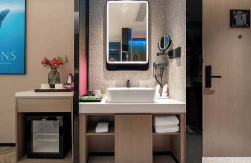 Panyu Hotel | Echarm PLUS International Hotel Zhujiang New Town Wuyangcun Metro Station - Free Deliver Service to Canton Fair Complex During Canton Fair Period