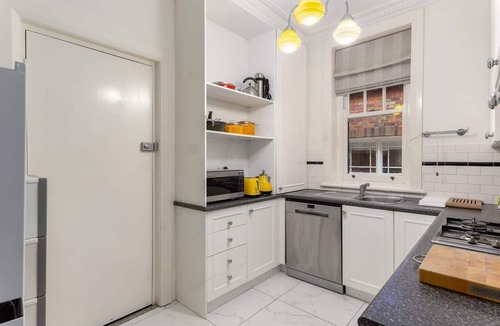 Kings Cross Apartment | Eclectic Art Deco Apartment in great location