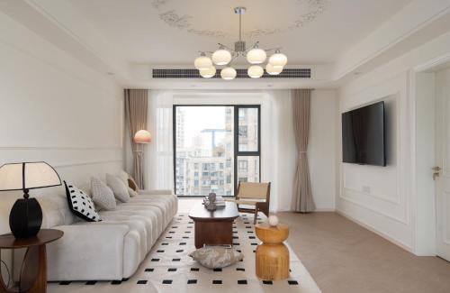 Huangpu Apartment | EHUB - Enjoy Shanghai Tower View with Floating Window, near Yuyuan Garden and the Bund