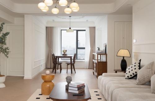 Huangpu Apartment | EHUB - Enjoy Shanghai Tower View with Floating Window, near Yuyuan Garden and the Bund