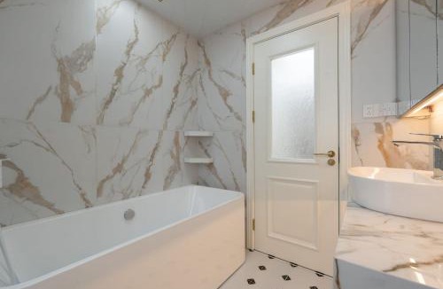 Huangpu Apartment | EHUB - Enjoy Shanghai Tower View with Floating Window, near Yuyuan Garden and the Bund