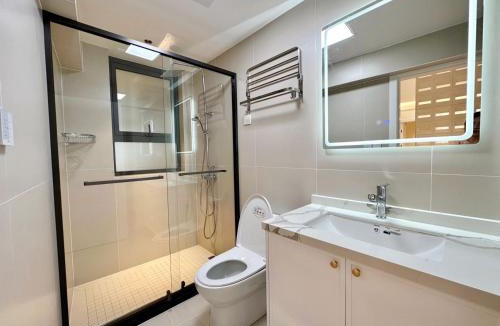 Downtown Shanghai Apartment | EHUB - Modern-Style, Fully Equipped Apartment with 3Bedroom near Bund