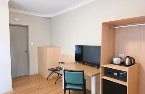Warwick Farm Hotel | El Toro Motel