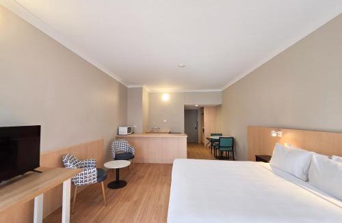 Warwick Farm Hotel | El Toro Motel