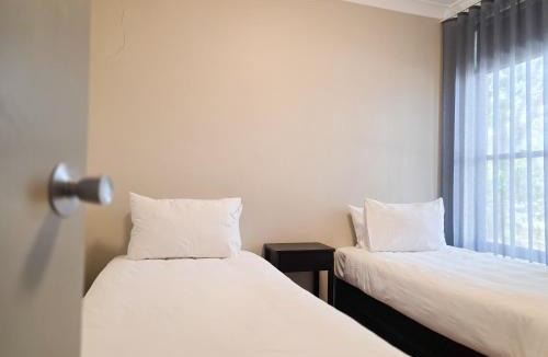 Warwick Farm Hotel | El Toro Motel