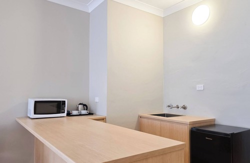 Warwick Farm Hotel | El Toro Motel