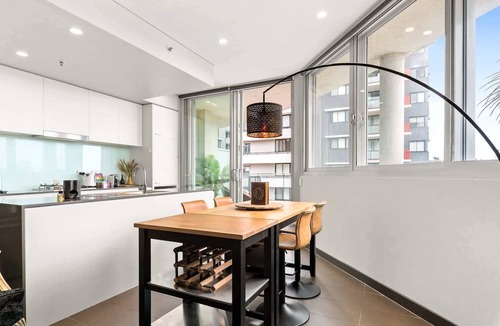 Canterbury Apartment | Elegant 1-Bed by Riverside Park & Amenities