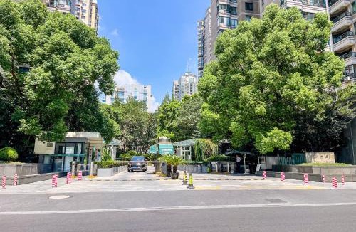 Xujiahui Apartment | Elegant 2 Bedroom Apartment Yongxin Century Walk to Parks