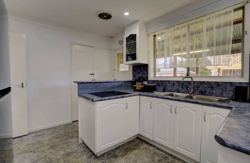 Werrington House | Elegant 3 Bedroom Haven Getaway Close to Golf Club