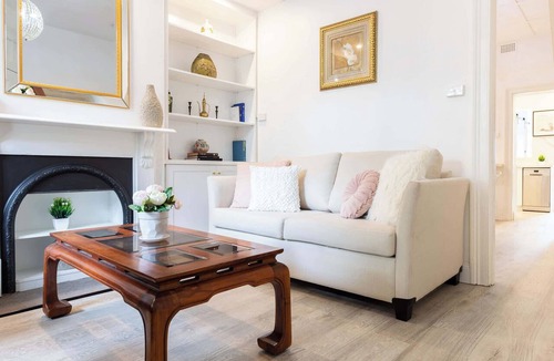 Millers Point House | Elegant 3BD Waterview Terrace in The Rocks CBD