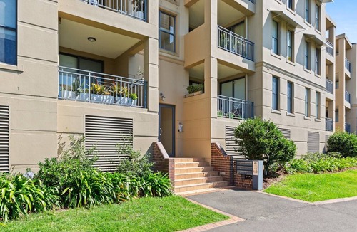 Balmain Apartment | Elegant Stay in Balmain with Pool Access
