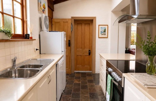 North Hobart House | Eliza Historic Cottage close to CBD with car park