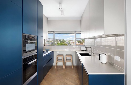 Elizabeth Bay Apartment | Elizabeth Bay View – Balcony Above the Water with Parking & Artistic Charm
