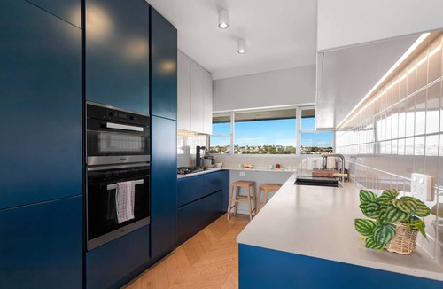 Elizabeth Bay Apartment | Elizabeth Bay View – Balcony Above the Water with Parking & Artistic Charm