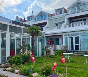 Laoshan Hotel | Encounter Villa · Art & Garden Homestay