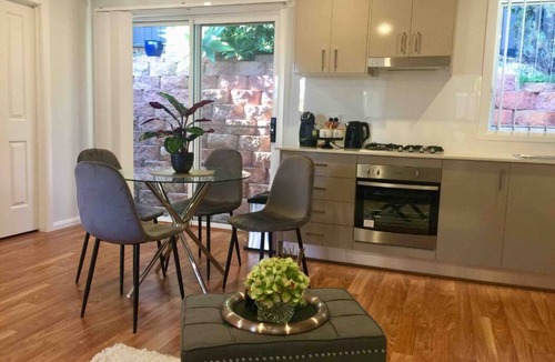 Woodbine House | Enjoy❤️Sunset Views 40min to Sydney Brand-new w/Parking near CampbelltownHospital