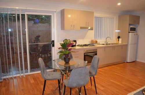 Woodbine House | Enjoy❤️Sunset Views 40min to Sydney Brand-new w/Parking near CampbelltownHospital