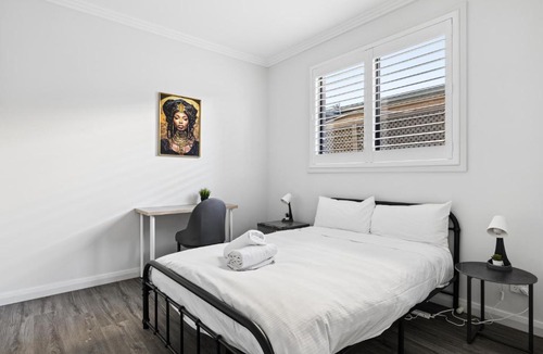 Cabramatta House | Ensuite Bathroom Comfort Double Bed at Central Cabramatta