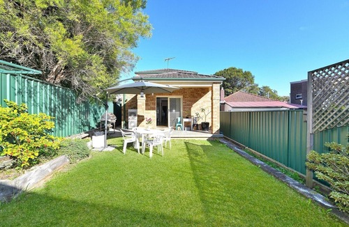 Bexley North House | Entire Two Storey House 4/5BR Close to Train Station Airport and Sydney CBD