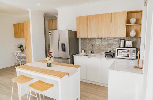 Banora Point House | Entire Unit 02 Rooms 04 King Single Beds 11 kms to Goldcoast Airport