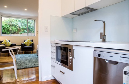 Ashfield Apartment | Esperanza Gardens A Stylish Victorian Studio