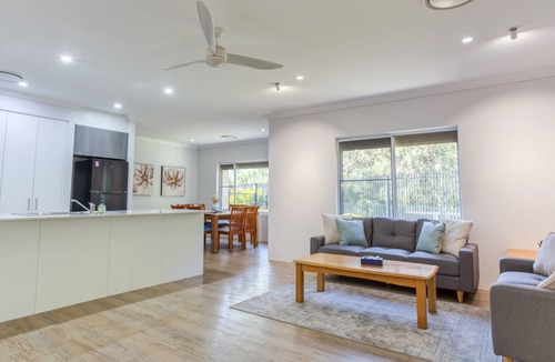Geographe House | Estuary Views – Modern Holiday Home in Wonnerup