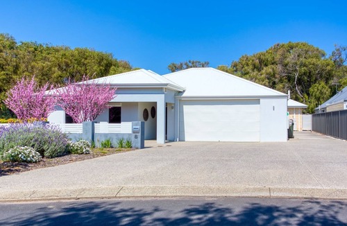 Geographe House | Estuary Views – Modern Holiday Home in Wonnerup