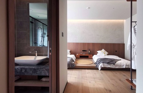 Longmen County Hotel | Even's Garden