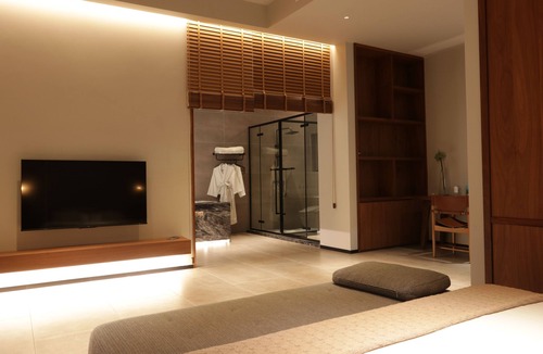 Longmen County Hotel | Even's Garden
