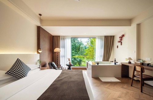 Dujiangyan Hotel | Evening Mountain Hot Spring Homestay