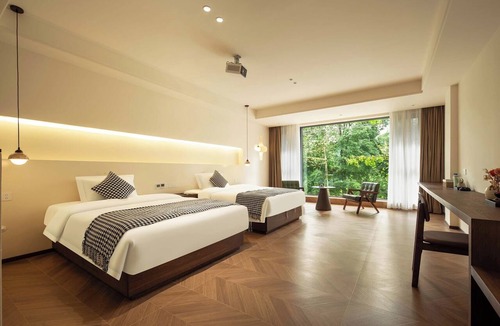 Dujiangyan Hotel | Evening Mountain Hot Spring Homestay