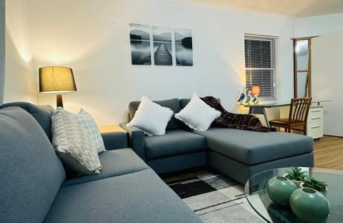 Reid Apartment | Executive 4BR 3Bath Entire Apartment in Heart of the City & Parking