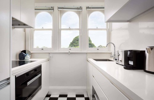 Lewisham Apartment | Executive Studio With Patio Near Trains