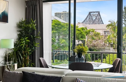 Kangaroo Point Apartment | Executive Three Bedroom Unit overlooking Resort Style Pool and Parking