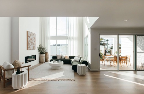 Long Jetty House | Experience top end Luxury, within 3 minute walk to bars, restaurants and cafes.