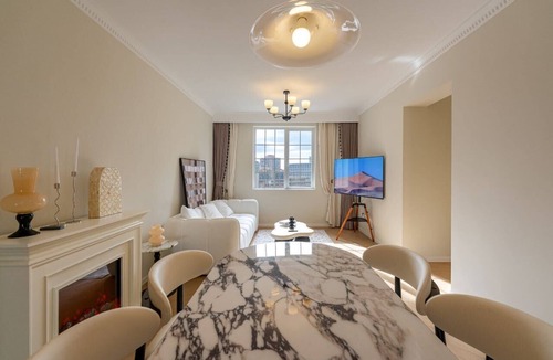 Dapuqiao Apartment | Fabulous 3-bedroom apartment close to Riyueguang Shopping Area