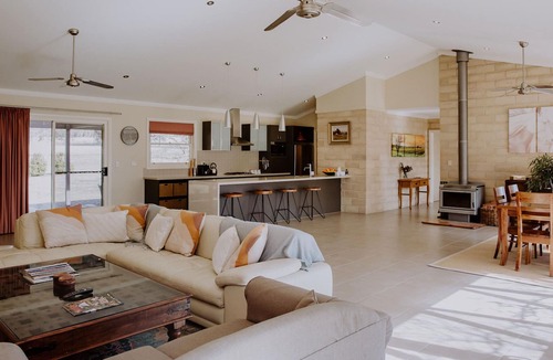 St Fillans House | Fairleys Mudgee - Minutes to Wineries & Great for Families