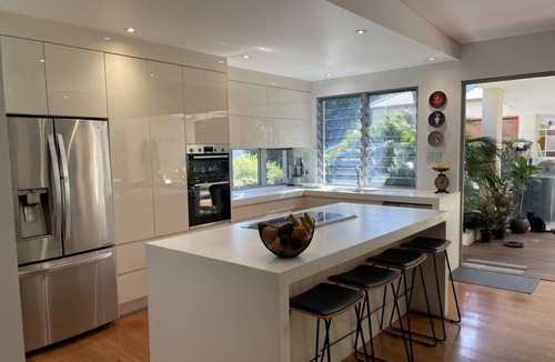 Fairlight House | Family Beach House in Manly- less than 5 min walk to Manly.