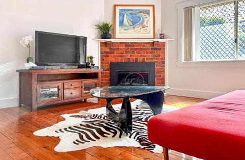 Chatswood House | Family retreat house 3 bdrm with parking Netflix close to train