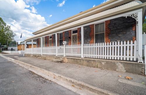 Talunga House | Federation home, Sleeps 8, near Barossa Valley, Fireplace & Spa, Pub next door.