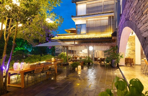 Fenghuang House | Feng Huang Riverside Courtyard Guesthouse-Butler Service-Paid ethnic minority batik clothing experience center,professional travel photography, fishing, hiking