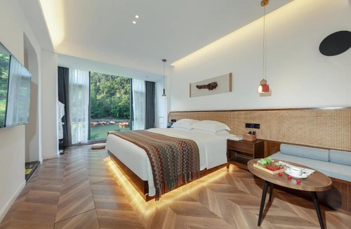 Fenghuang House | Feng Huang Riverside Courtyard Guesthouse-Butler Service-Paid ethnic minority batik clothing experience center,professional travel photography, fishing, hiking