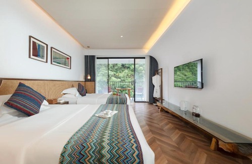 Fenghuang House | Feng Huang Riverside Courtyard Guesthouse-Butler Service-Paid ethnic minority batik clothing experience center,professional travel photography, fishing, hiking