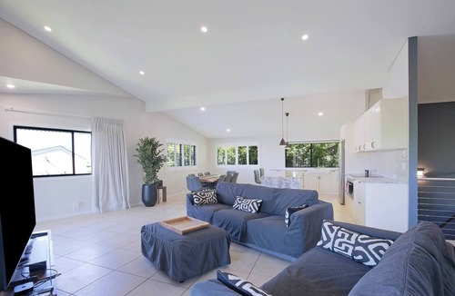 Sandgate House | Flinders Haven Poolside Escape by the Beach