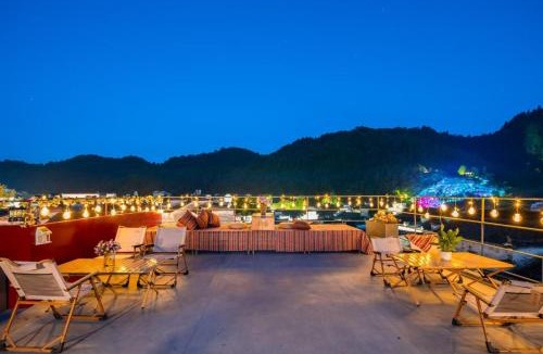 Yi County Hotel | Floral Hotel Xidi Jiuheboshe B&B