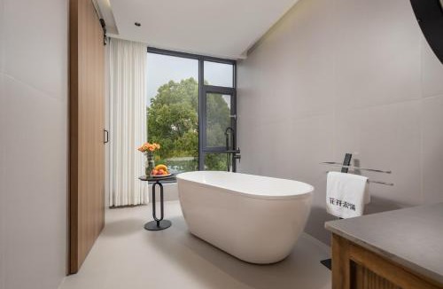 Chizhou Hotel | Flower Hotel Jiuhuashan Blossoms Not Yet Full